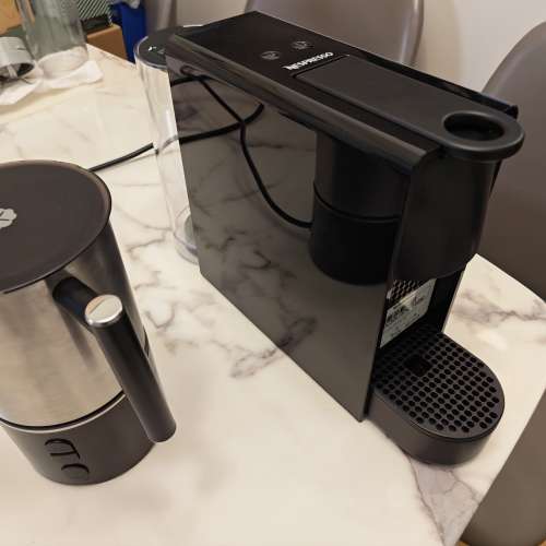 9成新雀巢膠囊咖啡機連打奶泡器