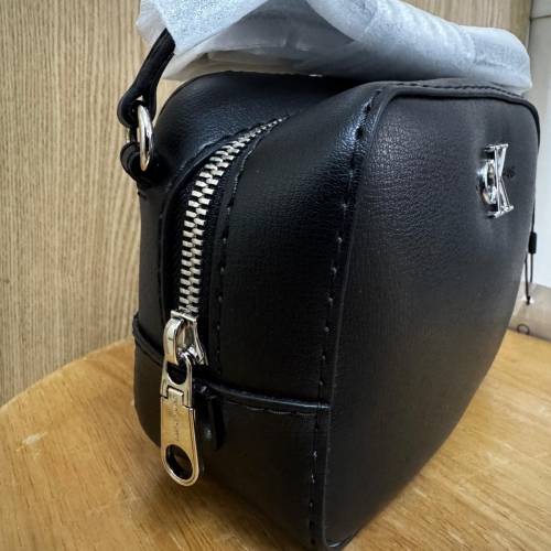 Calvin Klein黑色斜背包（只限葵涌交收或順豐到付）