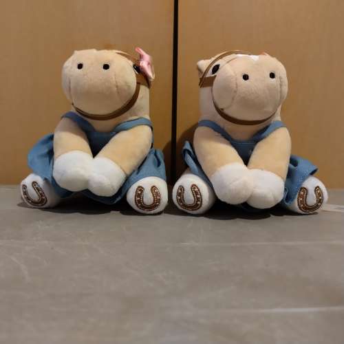 58折 全新 馬場有禮 The Ponyland牛仔服造型系列(女) - 小馬毛公仔 (米白色)(13cm) 細