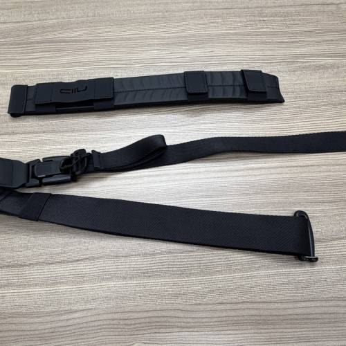 NIID R1 MEGA 單肩包 (普通版 - 迷幻黑) + R1 MEGA 升級版加厚肩墊