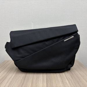 NIID R1 MEGA 單肩包 (普通版 - 迷幻黑) + R1 MEGA 升級版加厚肩墊