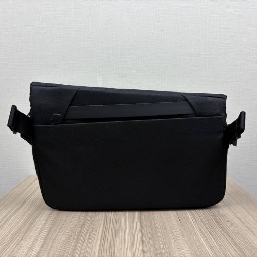 NIID R1 MEGA 單肩包 (普通版 - 迷幻黑) + R1 MEGA 升級版加厚肩墊