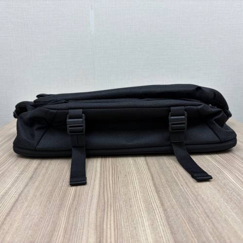 NIID R1 MEGA 單肩包 (普通版 - 迷幻黑) + R1 MEGA 升級版加厚肩墊