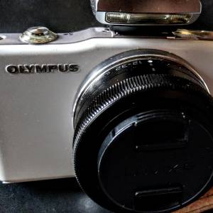 八成新少用 Olympus M43最輕盈嬌小型号 Pen Mini EPM 1 靚仔白色机身只重265 gm  M...