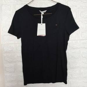 全新行貨Tommy Hilfiger女裝T恤 深藍色 S碼