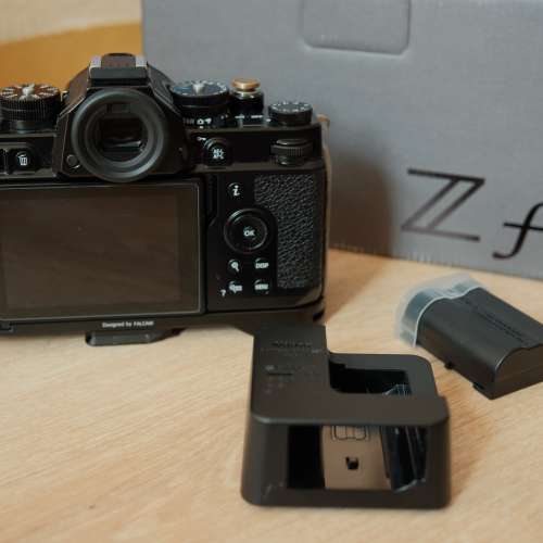 Nikon Zf body 連手柄 + 兩原廠電