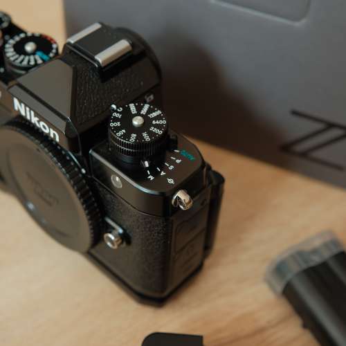 Nikon Zf body 連手柄 + 兩原廠電