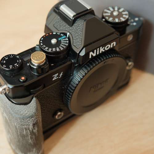 Nikon Zf body 連手柄 + 兩原廠電