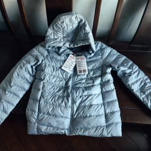 牌子：鴨鴨 (YaYa) 羽絨服有帽，全新未著過，100% new 高質數鵝絨服，輕身中等厚度...