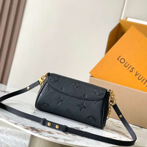 全皮壓花鏈條蓋頭吸扣褶皺包餃子包 M45813黑色動態芯片版