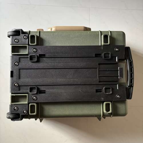 Pelican 1560 綠色箱 有trepak 分隔及mesh lid organiser