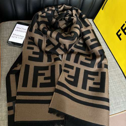 Fendi  大Logo經典圍巾