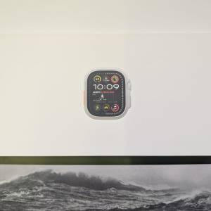 Apple Watch Ultra 2 原鈦色配藍色海洋錶帶