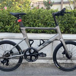 2025 全新款 JAVA CL2 7速 桶軸碟剎碳前叉20吋451 鋁合金小輪徑車 送水架前後蛙燈叮叮