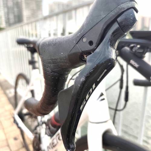 Merida Scultura Disc 400 公路車| 鋁架碳叉| SHIMANO 105 大套變速套件| R7070油壓...