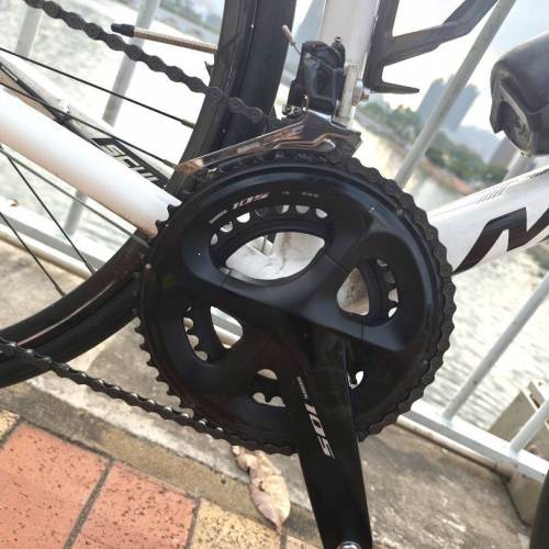 Merida Scultura Disc 400 公路車| 鋁架碳叉| SHIMANO 105 大套變速套件| R7070油壓...