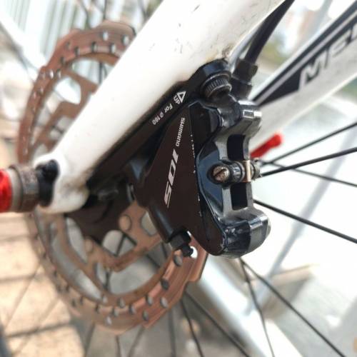 Merida Scultura Disc 400 公路車| 鋁架碳叉| SHIMANO 105 大套變速套件| R7070油壓...