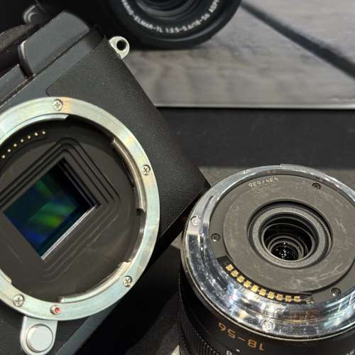 Leica CL black camera Vario Kit with 18-56mm lens full packing and thumb support