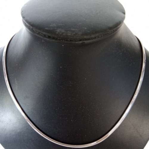 意大利925純銀蛇骨鏈，寬身4mm超薄1.5mm,圓滑柔軟令佩戴者有舒適感 。鏈長16寸加2寸...