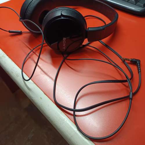 Sony 耳機  。  小型喇叭機