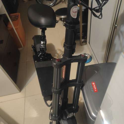 sea up 大馬力48v13a電動滑板車，有三檔速度，最高62，續航130