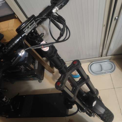 sea up 大馬力48v13a電動滑板車，有三檔速度，最高62，續航130