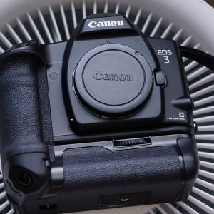 Mint Canon EOS 3 + Booster