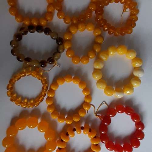 一手十一條樹脂蜜蠟手串，如附上圖片，不計成本共售390元。no.19.12.25