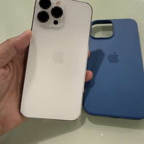 iPhone 13pro max256gb 港行雙卡銀白色，電池健康度82，所有原裝，所有功能正常冇暗...
