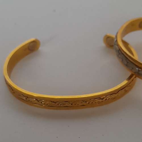 清理舊存貨出售。一手三隻日本磁性手鐲共售二百元，單一隻一百五十元。no.2.12.25