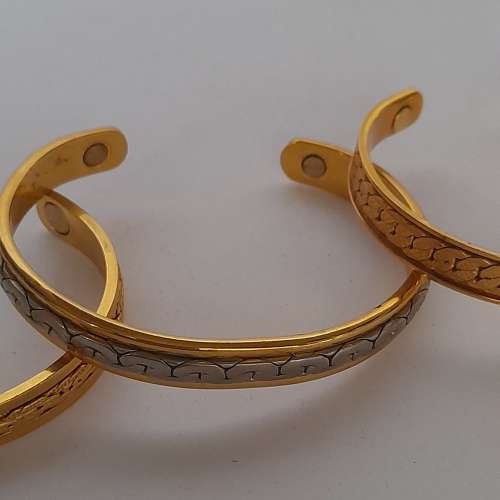 清理舊存貨出售。一手三隻日本磁性手鐲共售二百元，單一隻一百五十元。no.2.12.25