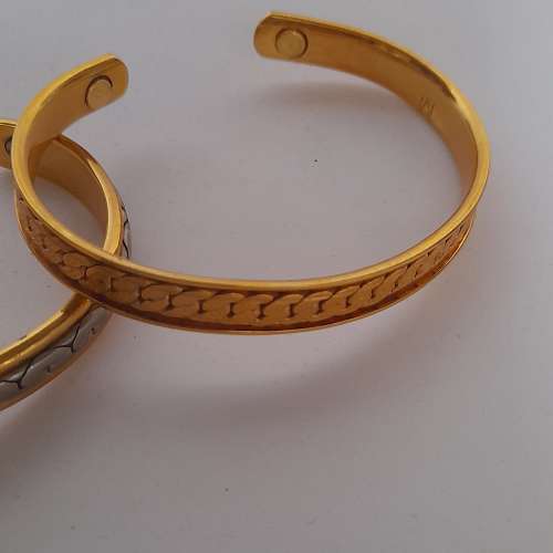 清理舊存貨出售。一手三隻日本磁性手鐲共售二百元，單一隻一百五十元。no.2.12.25