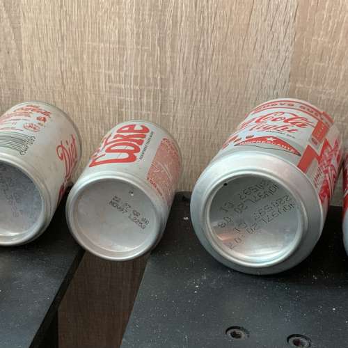 舊版可口可樂汽水罐21個，只可以擺放，收藏觀賞！