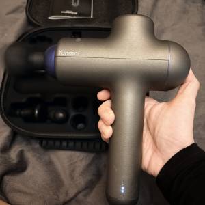 Yunmai 深層肌肉按摩槍，附有不同按摩頭，方便針對不同部位。配有便攜盒，方便收納...