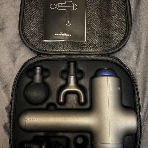 Yunmai 深層肌肉按摩槍，附有不同按摩頭，方便針對不同部位。配有便攜盒，方便收納...