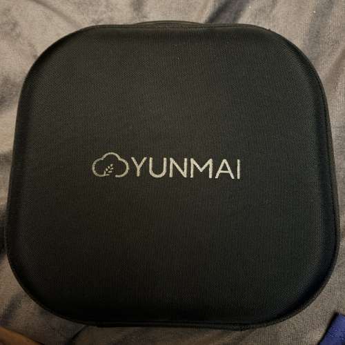 Yunmai 深層肌肉按摩槍，附有不同按摩頭，方便針對不同部位。配有便攜盒，方便收納...