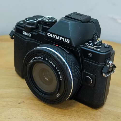 Olympus OM-D E-M10 ii + 14 -42mm 電動餅鏡