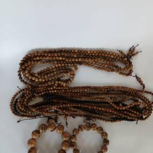 清貨價出售： 一手12條沉香木珠串共售五百元，包括 三條8mm 念珠 .七條6mm唸珠 ，1...