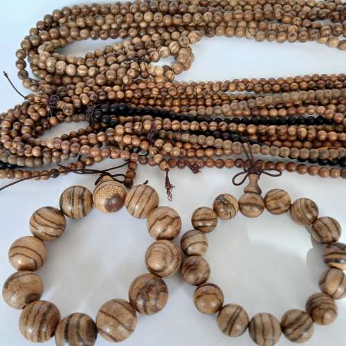 清貨價出售： 一手12條沉香木珠串共售五百元，包括 三條8mm 念珠 .七條6mm唸珠 ，1...