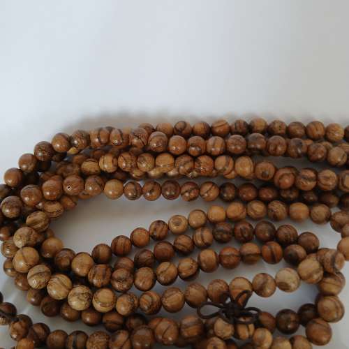 清貨價出售： 一手12條沉香木珠串共售五百元，包括 三條8mm 念珠 .七條6mm唸珠 ，1...