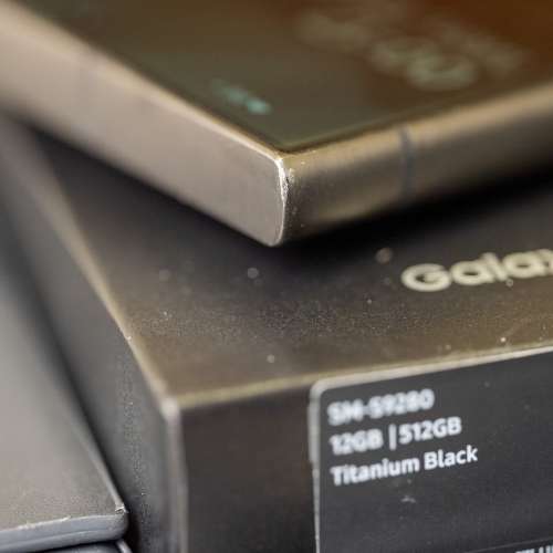 Samsung Galaxy S24 Ultra 12GB+512GB Titanium Black 行貨 + 5個保護殼（包括原廠...