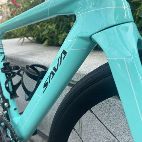 2025 SAVA A4 20速油剎桶軸碳纖維公路車 送水架前後蛙燈