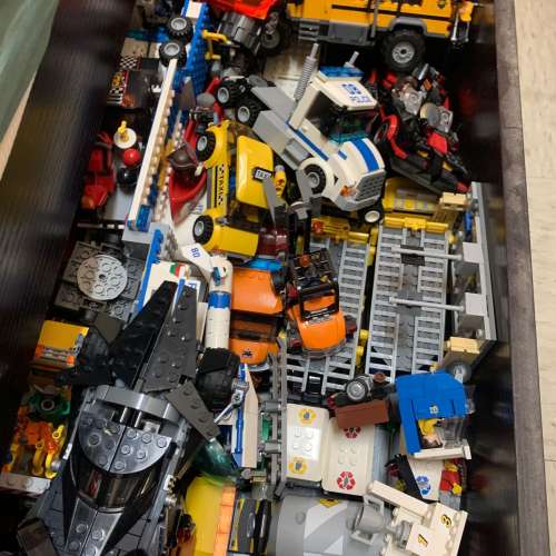Lego 大量車仔及原有配置人仔，及很多其他不同類型人仔都有（物超所值）