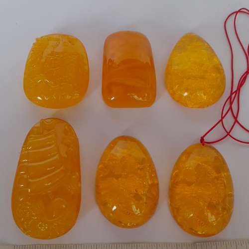 一手六件樹脂蜜蠟吊件/手把件，清貨價共售330元。no.22 12.25