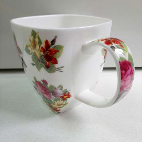 全新 DYNASTY Fine Bone China 骨瓷杯 (花形圖案 系列一)