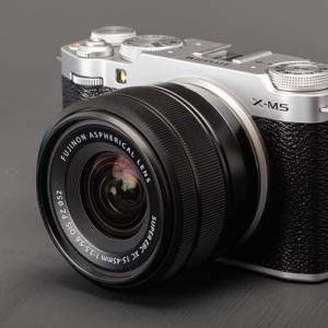 近全新99.9% Fujifilm X-M5銀色可換鏡頭無反相機