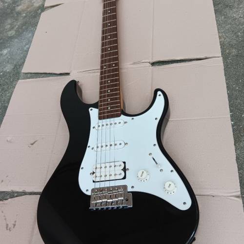 Yamaha Pacifica 電吉他
