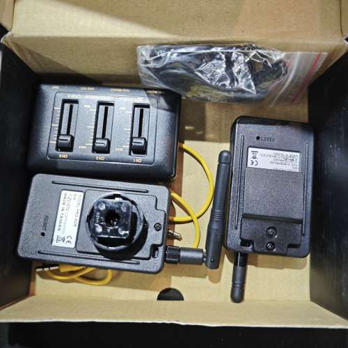 這是一套Azden i-Coustics PRO-XD 2.4 GHz 數位無線麥克風系統。&nbsp;  這款系統採用輕...