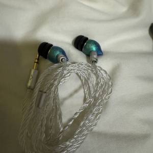 Feverfew小白菊 | ULTRA T 鈦蛋超人 2025新色 | 深藍綠漸變｜鈦合金 | 入耳式耳機