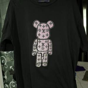 Louis Vuitton (閃石）人